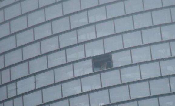 一块巨大的窗玻璃，从29层大楼坠落的过程300字.jpg