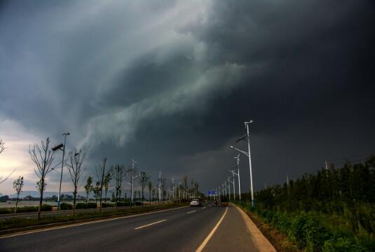 暴风雨前的三幅素描.jpg