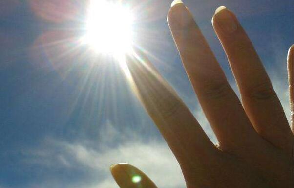 指尖的阳光.jpg
