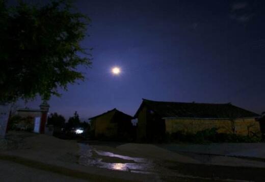 月光下的村庄.jpg