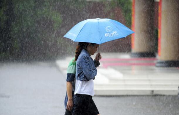 行走在雨中.jpg