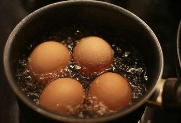 她煮了两个鸡蛋.jpg