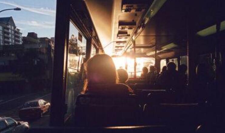 美就在身边公交车上.jpg