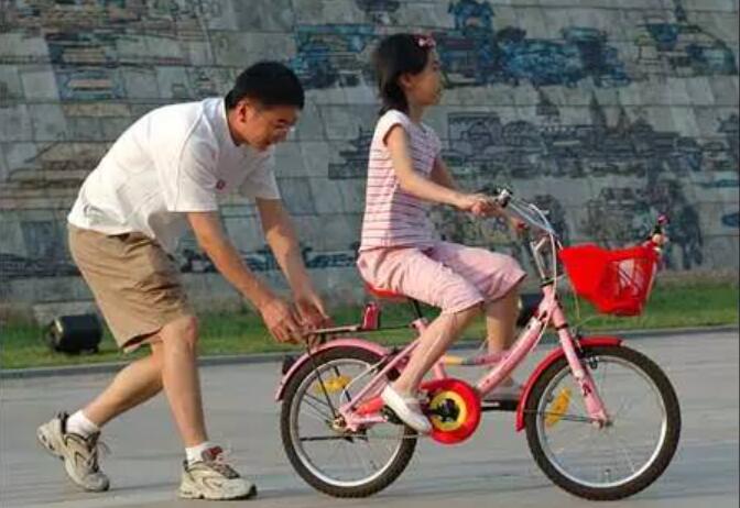 第一次学骑自行车.jpg