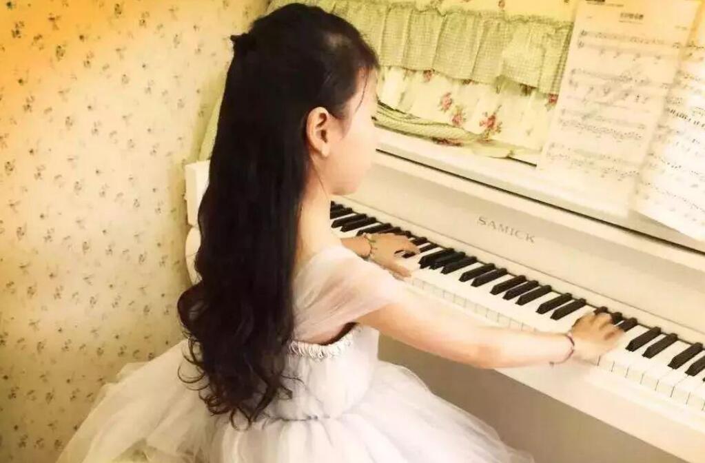她成功了-台上钢琴旁的她.jpg
